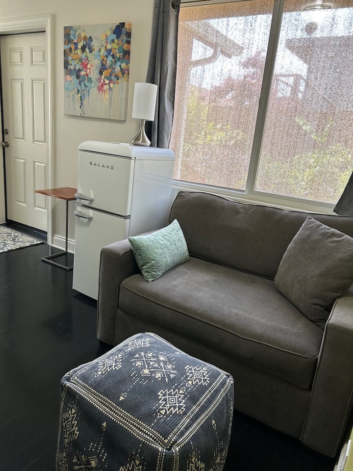 Comfortable One Bedroom With Adjoining Living Room - Medford, OR