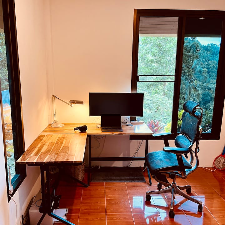 ห้องนอนหนึ่งมีพื้นที่ทำงานกว้างขวางพร้อมจอภาพจอแบน เก้าอี้เพื่อสุขภาพ เครื่องพิมพ์ และอินเทอร์เน็ตความเร็วสูง