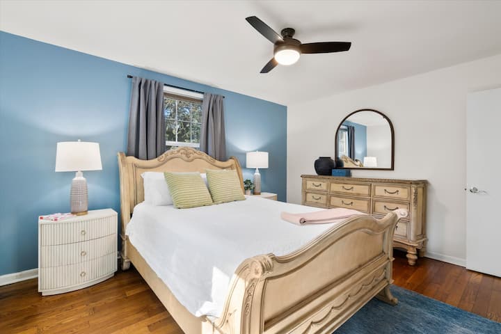 Te damos la bienvenida a la habitación de estilo espacioso, un espacio luminoso y acogedor. Disfruta de un sueño reparador con persianas que oscurecen la habitación, lo que garantiza privacidad y una gran noche de descanso. Relájate con el televisor inteligente, equipado con DirecTV y una variedad de opciones de streaming.