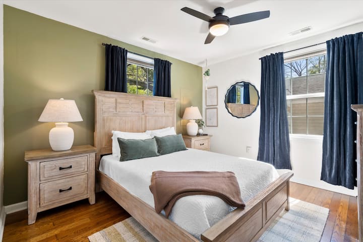 Deslízate en un dormitorio cuidadosamente diseñado con una cómoda cama tamaño queen. La habitación está equipada con cortinas opacas para garantizar un entorno oscuro y tranquilo, y encontrarás un televisor inteligente con DirecTV y muchas opciones de streaming.