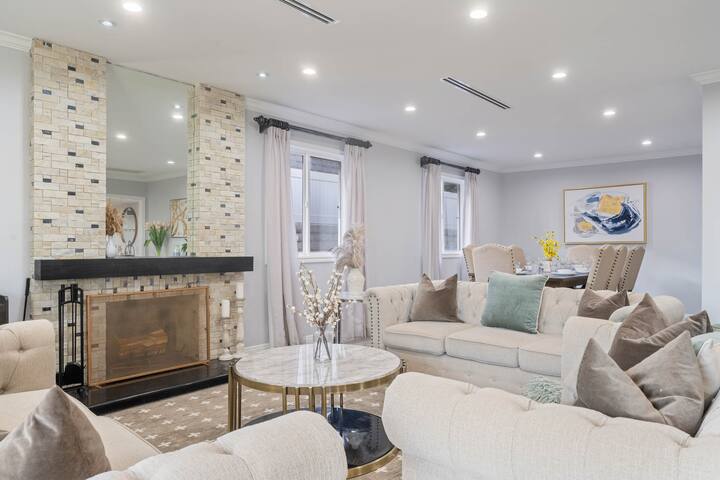 135 – Luxurious Estate Pool & Pool Table gallery image 5