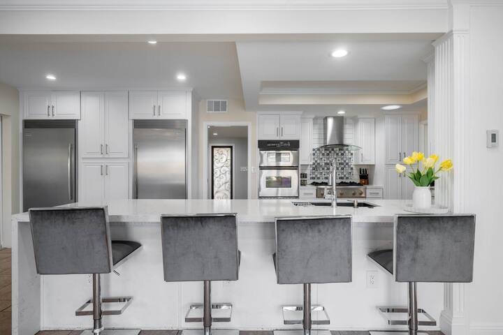 135 – Luxurious Estate Pool & Pool Table gallery image 4