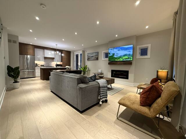 Spacious 3 Bedrooms 3 Baths House Downtown+Parking gallery image 3