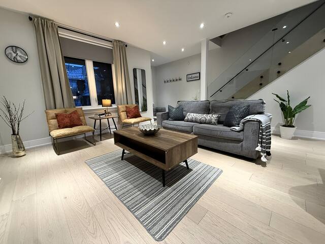 Spacious 3 Bedrooms 3 Baths House Downtown+Parking gallery image 4