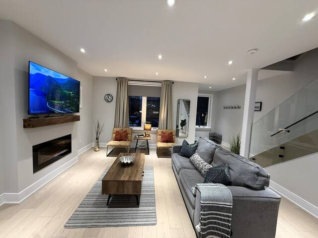 Spacious 3 Bedrooms 3 Baths House Downtown+Parking gallery image 5