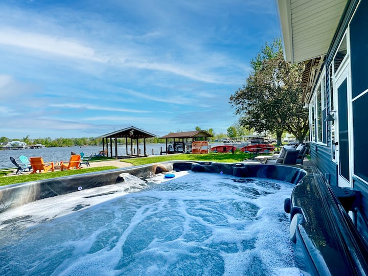 Lake• Waterfront• Dock• Hot Tub• Kayaks• Woody’s