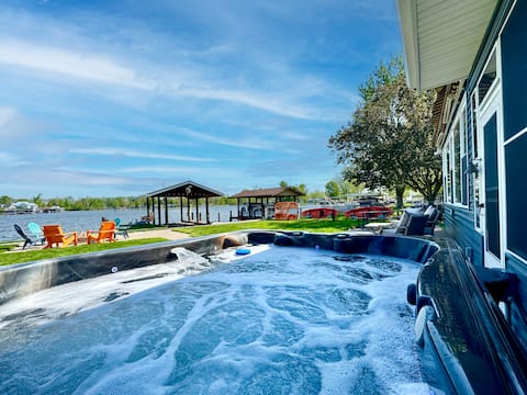Lake• Waterfront• Dock• Hot Tub• Kayaks• Woody’s