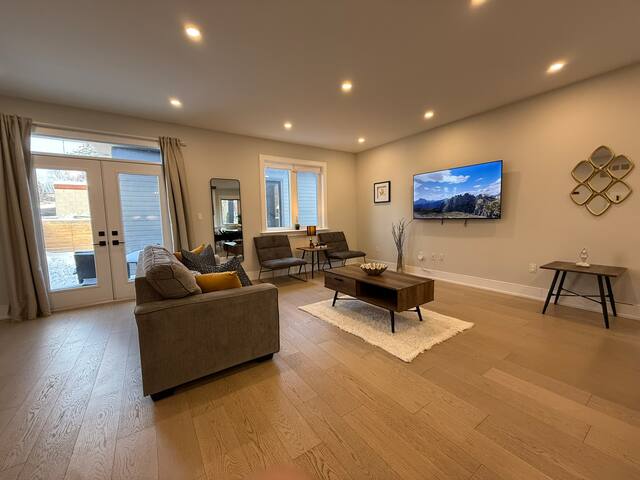 Modern 3 Bedroom 3 Bathroom House Downtown+Parking gallery image 4