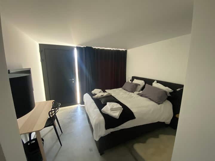 الهروب إلى الطبيعة:
مع التشطيبات الأنيقة والإطلالات على الغابات المحيطة، يصبح هذا المكان ملاذًا للصفاء.
