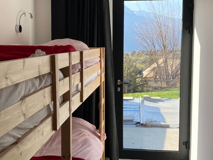 مساحة مرحة للمغامرين الصغار:
تجعل الأسرّة المريحة بطابقين والديكور الممتع هذه الغرفة جنة حقيقية للأطفال.
