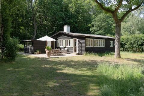 Idyllic family-friendly Forest Cottage, Tisvilde