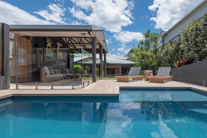 Summer Salt Villa @ Sunshine + Pets & HEATED POOL gallery image 3