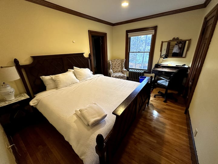 يزعم أن هذه هي غرفة النوم التي أقامت فيها أميليا إيرهارت عندما كانت تأخذ دورات في المرآب. سترى سريرًا بحجم كبير أثناء دخولك، مع منطقة عمل مع إضاءة وكرسي بذراعين مريح للقراءة بجانب النافذة.