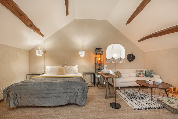 Très grande chambre double (suite) environ 30m2, modulable sur demande en 1 lit double (180x200) ou 2 lits simples (90x200) et un canapé lit 2 places. Lit de gamme hotelière et linge de lit de qualité, entretenu en blanchisserie (lavage+repassage). 