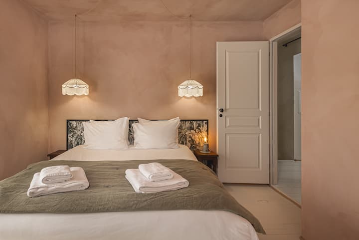 Double room modular on request in 2 single beds (80x200) or 1 double bed (160x200), 2 nightstands,an armchair,a dresser and hooks. Quality hotel bed and bed linen, maintained in laundry (washing+ironing). 