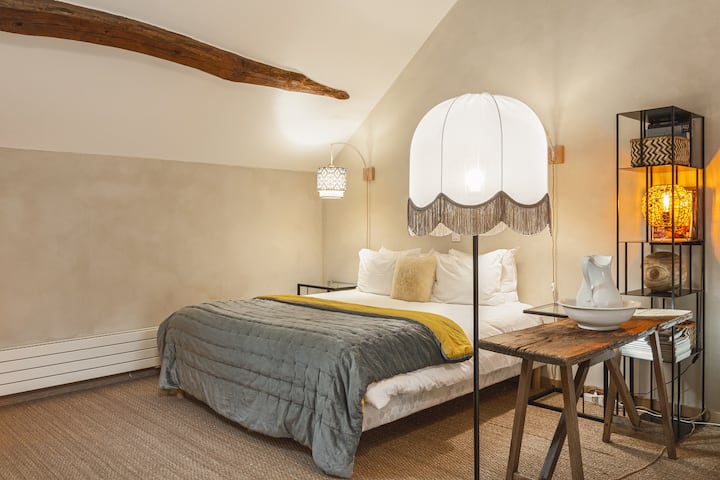 Very large double bedroom (suite) about 30m2, modular on request into 1 double bed (180 x 200) or 2 single beds (90 x 200) and a double sofa bed. Quality hotel bed and bed linen, maintained in laundry (washing+ironing). 