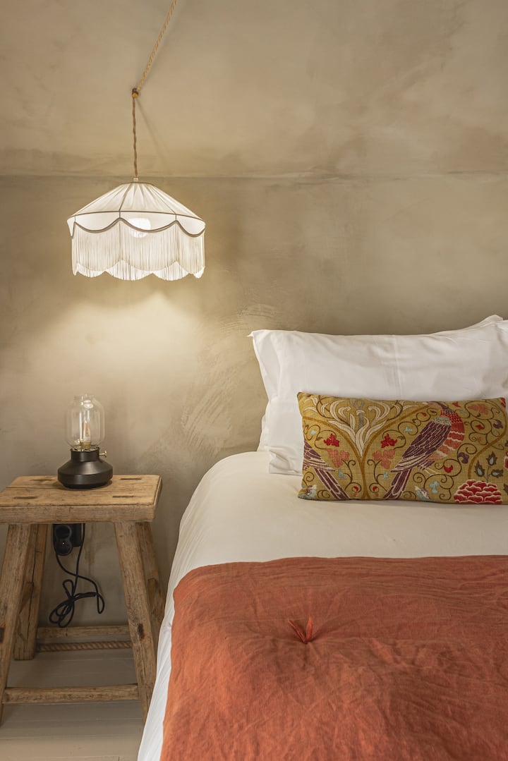 Double room modular on request in 2 single beds (90 x 200) or 1 double bed (180 x 200), 2 nightstands,one armchair,one dresser and hooks. Quality hotel bed and bed linen, maintained in laundry (washing+ironing). 