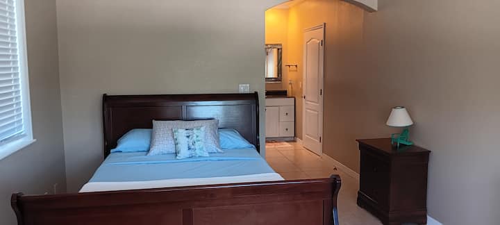 Dhomë gjumi me hibiskus me suitë dhe dollap me rrota