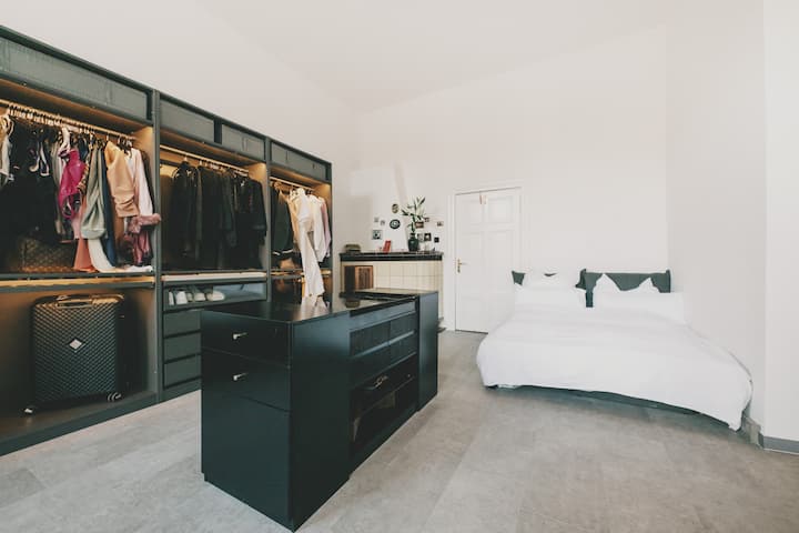 Dormitorio con sofá cama de alta calidad (tamaño king) y vestidor abierto.