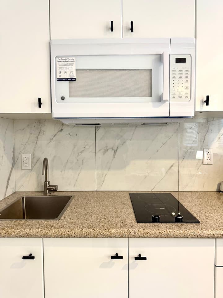 Stylish Furnished Studio | Bright & Spacious - Montreal
