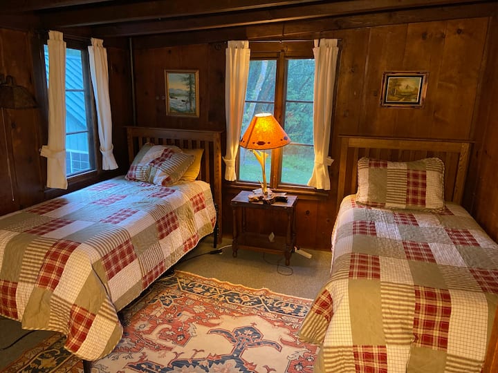 Spavaća soba na katu s 2 kreveta za 1 osobu