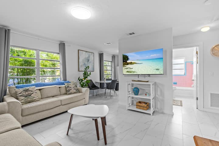 Lazy Lemon Cottage 2 Pools Steps From The Beach!!! - Clearwater Beach, FL