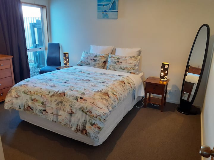 Изглед към основната стая за гости от вратата ви.