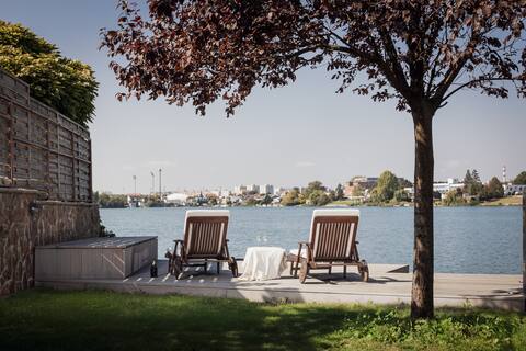 Escape on the lake, Senec