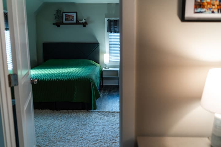 على بعد خطوات من الحمام الكامل في الطابق العلوي، توفر الغرفة الخضراء والبيضاء للضيوف مكانًا مريحًا للراحة مع جميع وسائل الراحة في البيت.