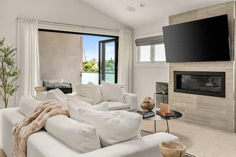 Popular Airbnb listing: Modern Coastal Retreat, Steps to CDM Beach & Shops in Newport Beach