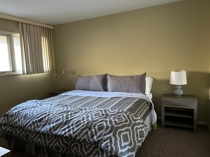 Spálňa s manželskou posteľou 