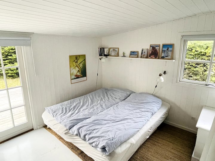 غرفة نوم رئيسية مع خزانة مزدوجة. إمكانية الوصول المباشر إلى تراس الشمس. 