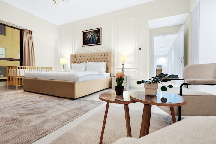 Голяма спалня: Елегантен дизайн с плюшени мебели и топла светлина за спокоен отдих!