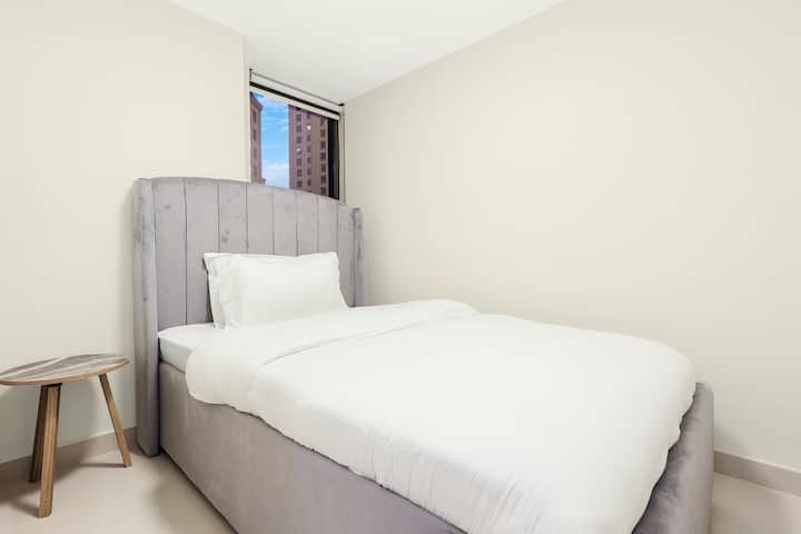 Очарователна спалня: модерен дизайн с плюшено легло и изглед към града за вашата почивка!