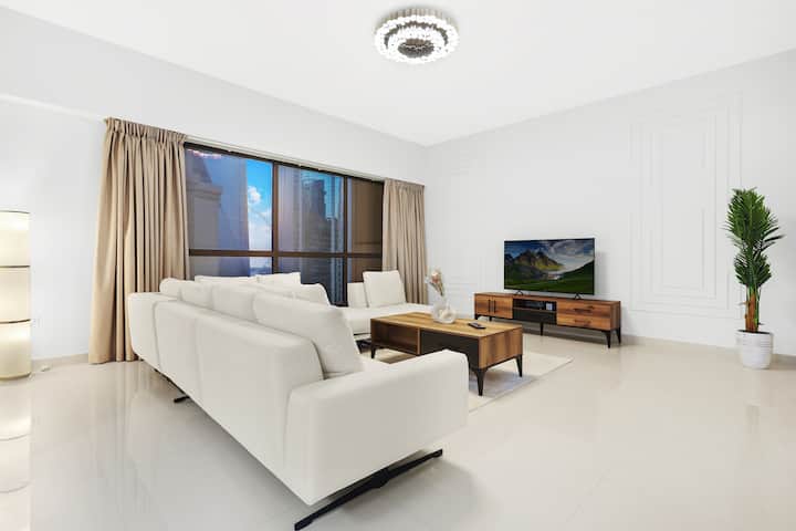 Всекидневна: светло пространство с модерен декор, големи прозорци и перфектен изглед за отдих!