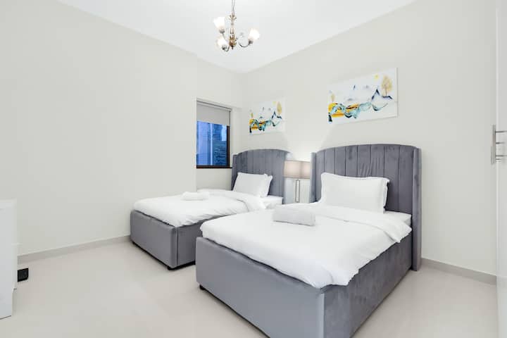 Елегантна стая с две единични легла: светла и просторна с модерен декор и изглед към града за освежаващо уединение!