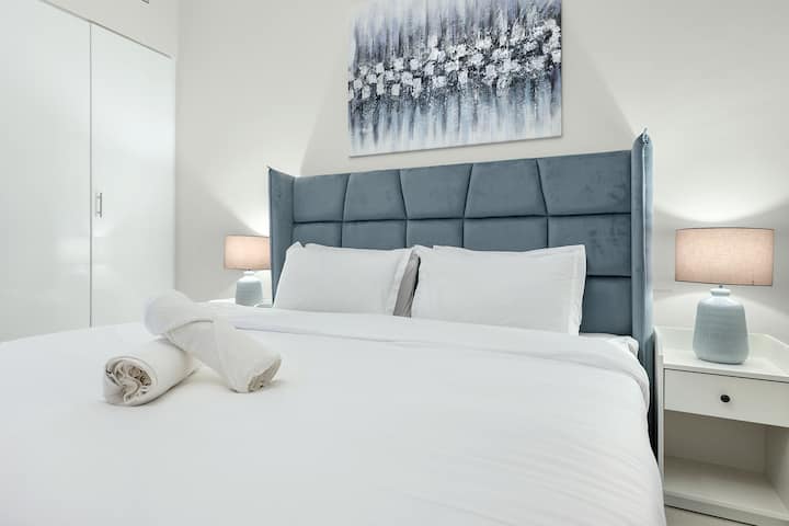 Спалня: Стилно проектирана с плюшени мебели и спокойна атмосфера за пълна релаксация!