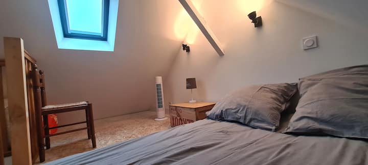 chumba cha kulala cha mezzanine kilicho na velux.
Imewekwa na TV. 