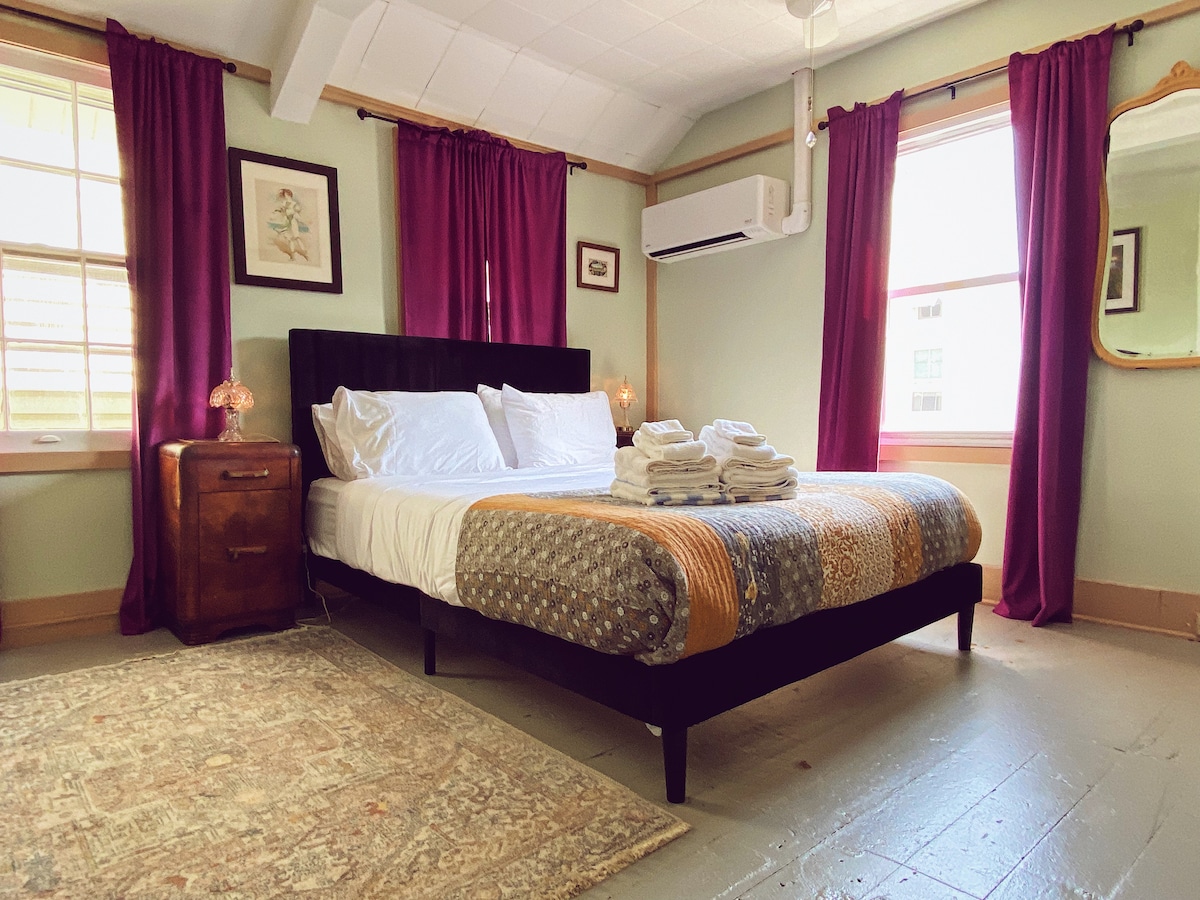 Queen bed with premium Sweetnight hybrid mattress and California Design Den linens - 'Oprah's favorite sheets'. All bedrooms have AC and ceiling fans.