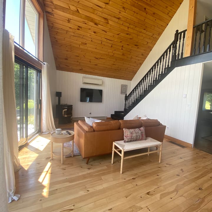 Almost A-frame Cozy Cottage - Cavendish