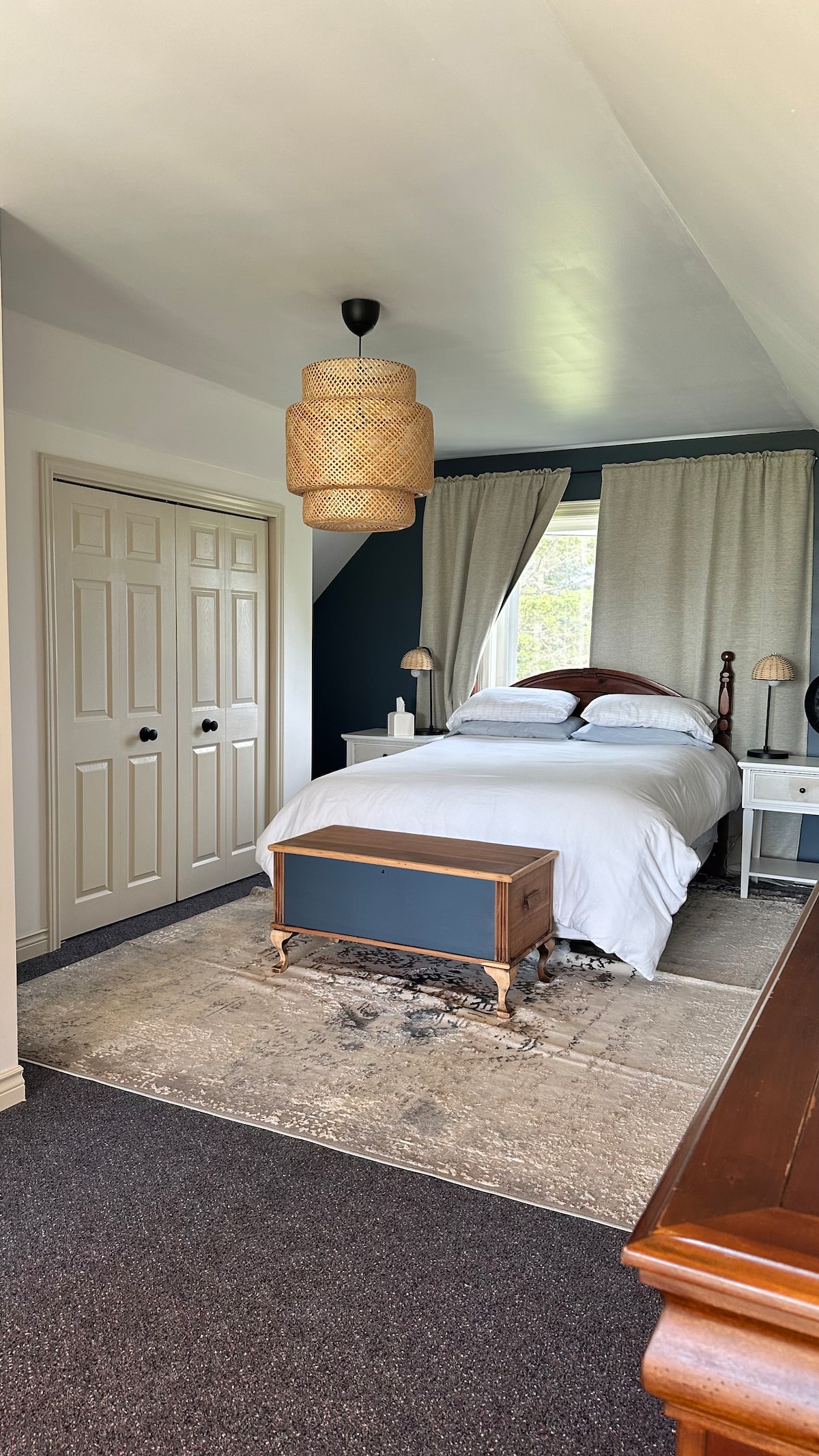 Chumba cha 3 cha kulala - Chumba kikuu cha kulala, sehemu ya roshani, kitanda aina ya Queen na bafu la nusu