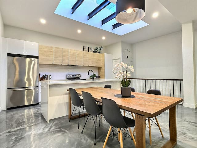 Modern town house 3 bed + 1 parking