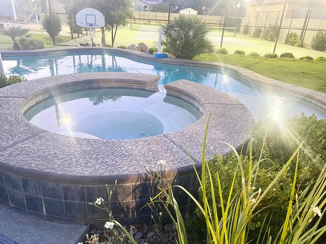 VEGAS OASIS*Pool+Spa+Tennis+Gym+Golf*3 mls 2 STRIP