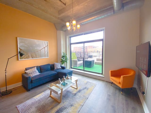 Luxury 3BR Suite w/Patio, Skyline Near McCormick