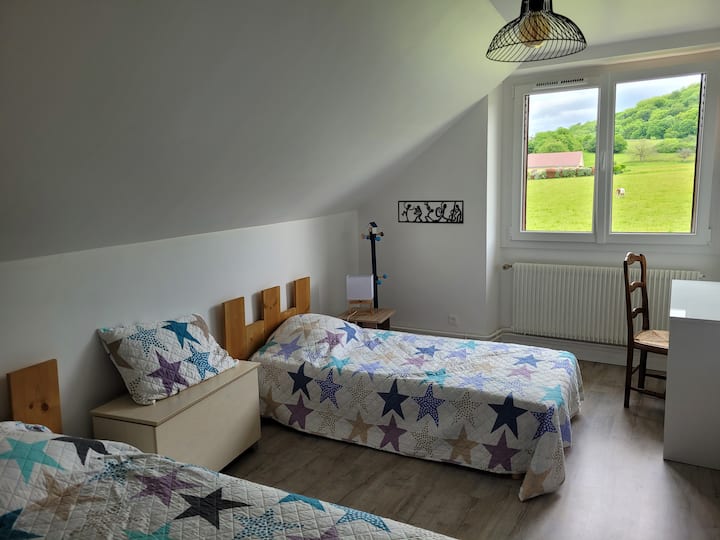 ห้องเด็กพร้อมเตียง 2 เตียงขนาด 90x190 พร้อมโต๊ะทำงานวิวชนบท