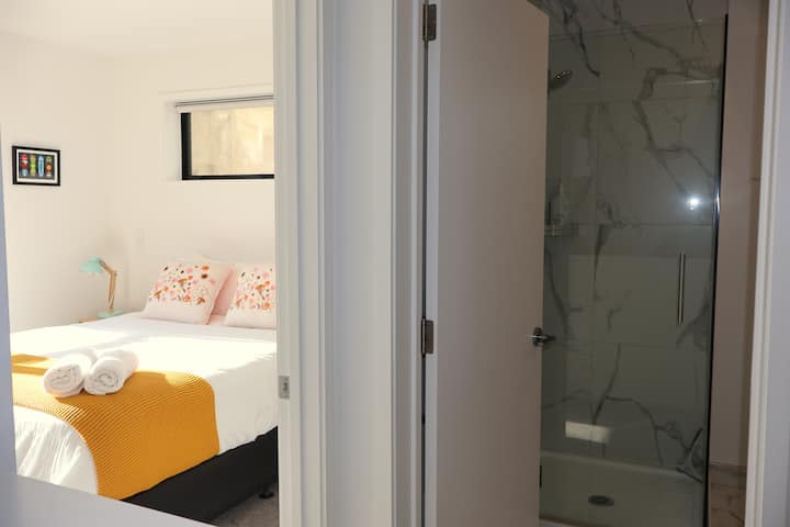 Nuestra habitación del primer piso está situada junto al baño para una mayor sensación de baño privado. La ducha tiene comodidades como jabón para el cuerpo, champú y acondicionador. También hay un inodoro bidé y un lavabo completo. También se proporcionan paños para la cara, toallas y secador de pelo.