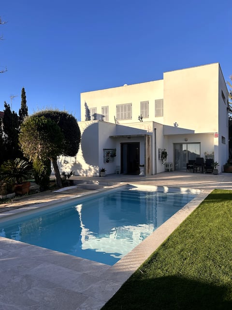 Spacious garden villa near the sea