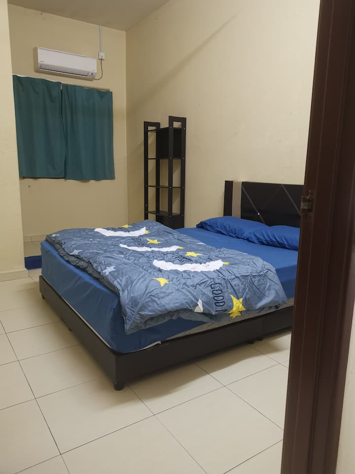 ห้องนอนที่ 3: เตียงควีนไซส์ + เครื่องปรับอากาศ