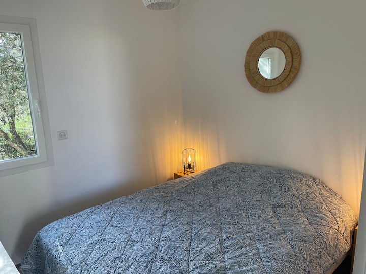 Chumba kidogo cha kulala kilicho na kitanda cha sentimita 160 na fanicha ya kuhifadhi.