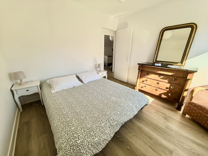 Våning: 1: a sovrummet för vuxna, 160 x 200 säng, byrå, förvaringsskåp